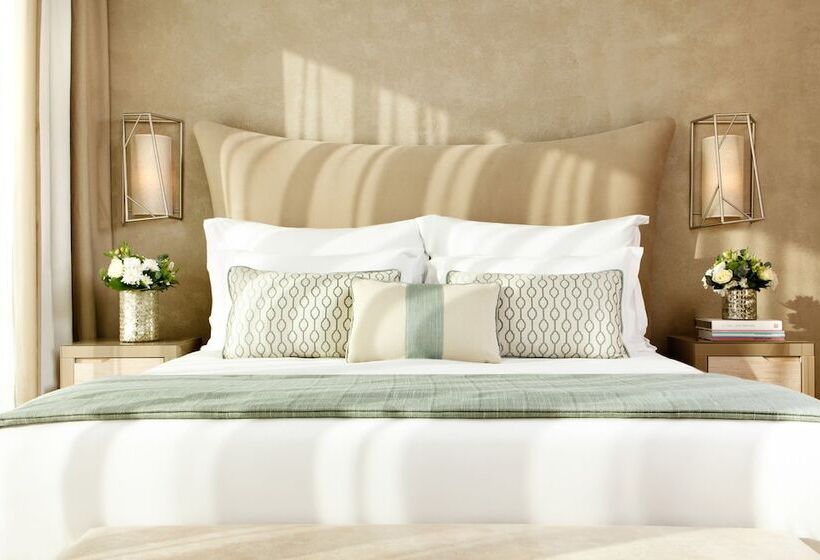 חדר משפחתי, Sani Dunes