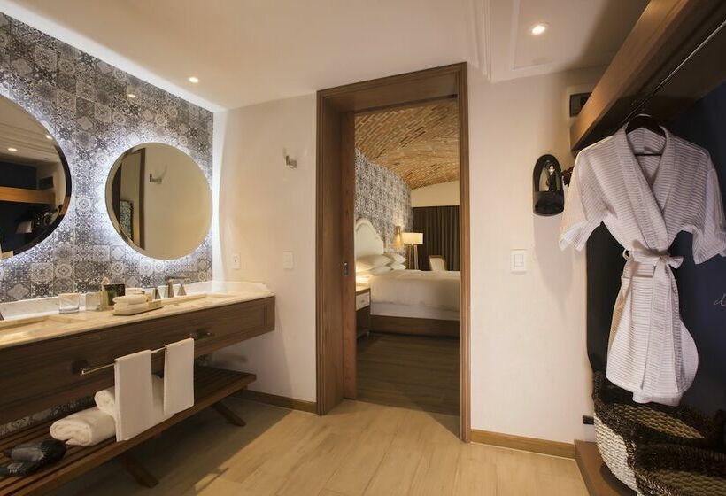 주니어 스위트 킹사이즈 침대, The Hacienda At Krystal Grand Puerto Vallarta