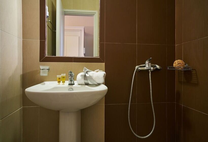 اتاق استاندارد سه نفره, Elena S Studios