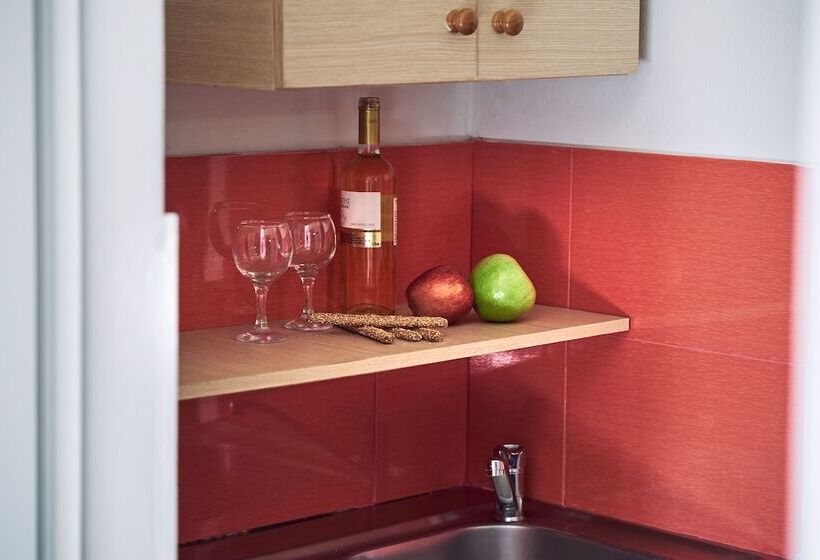 اتاق استاندارد سه نفره, Elena S Studios