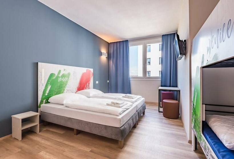 Номер Стандарт Трехместный, a&o Hostel Venezia Mestre