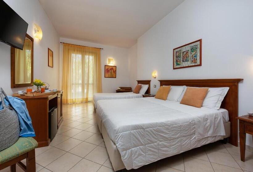 חדר סטנדרט לשלושה, Helios