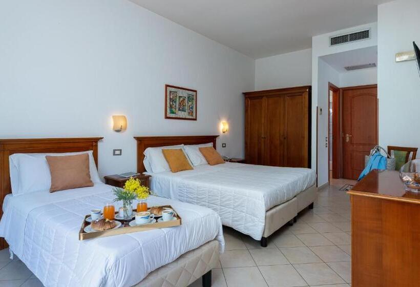 חדר סטנדרט לשלושה, Helios