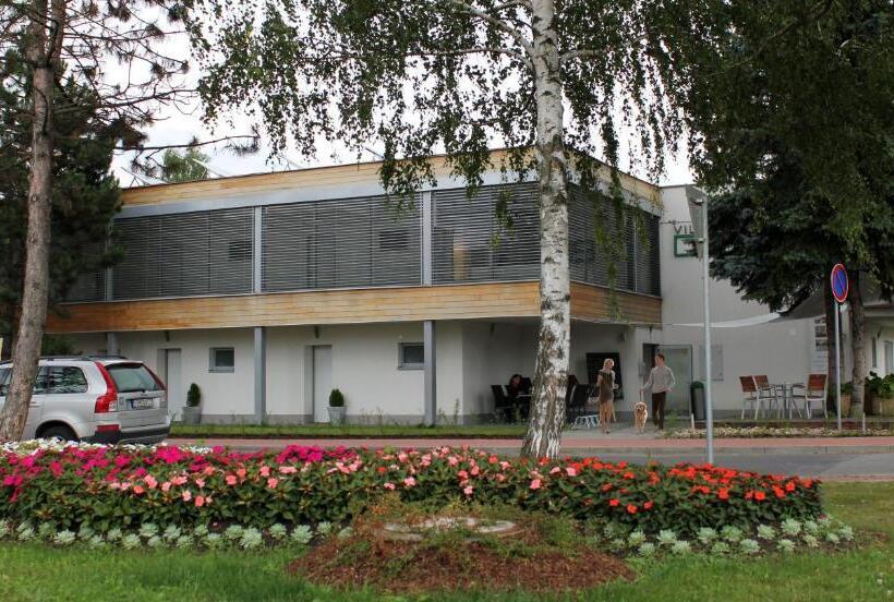 דירת חדר, Villa Green