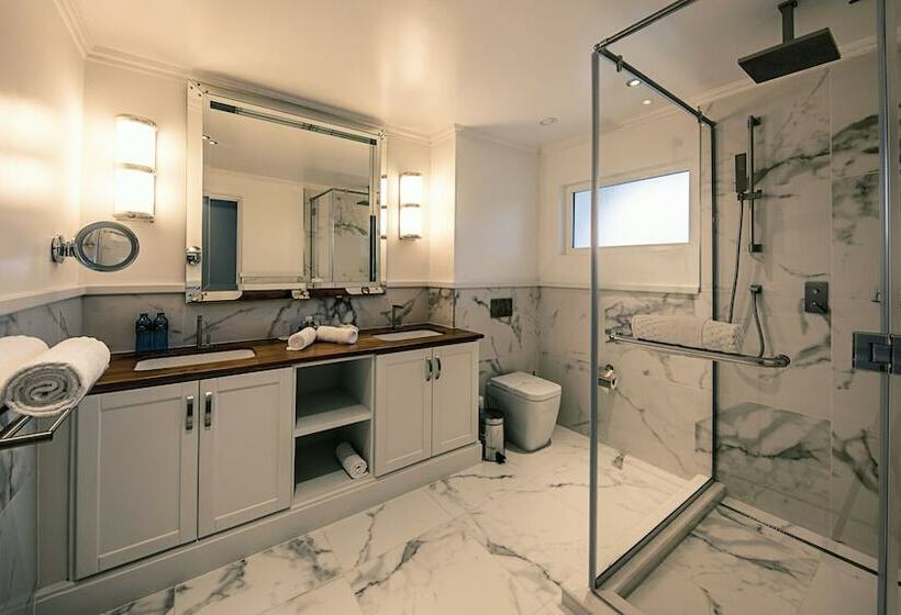 اتاق لوکس یک تخته, Hemingways Watamu