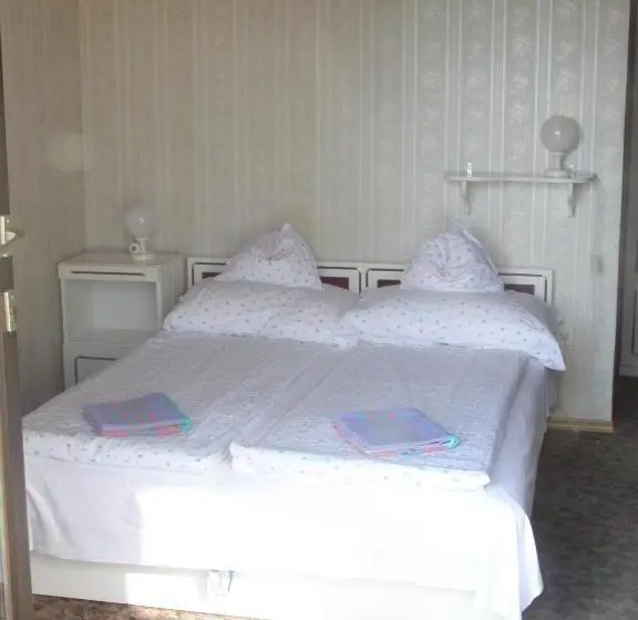 اتاق استاندارد سه تخته با بالکن, Steinhaus Bed & Breakfast