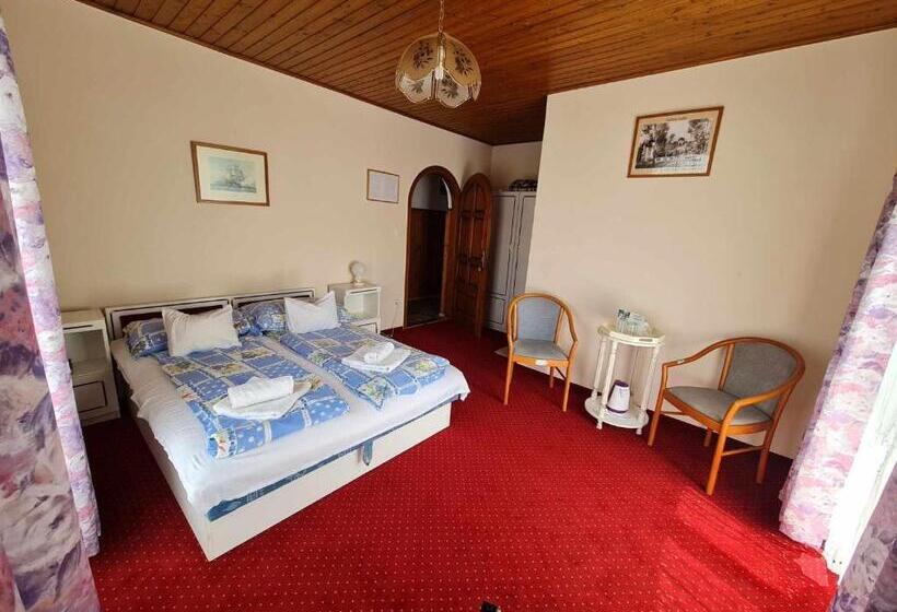 Трехместный Номер Стандарт с Балконом, Steinhaus Bed & Breakfast