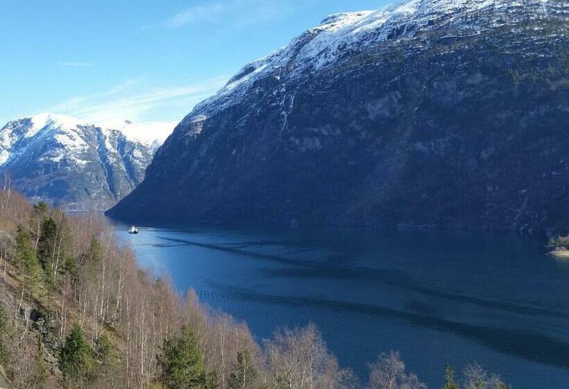 Номер Стандарт Вид на Море с Балконом, Hellesylt Hostel And Motel