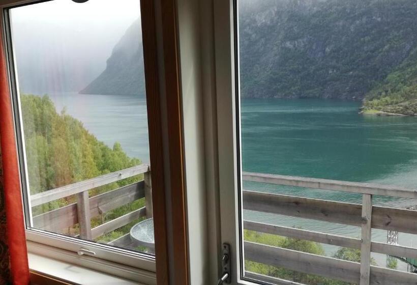 Номер Стандарт Вид на Море с Балконом, Hellesylt Hostel And Motel