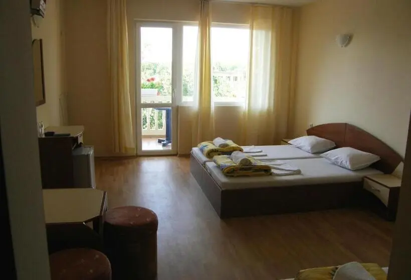 اتاق استاندارد سه تخته با بالکن, Arkadia Guest House