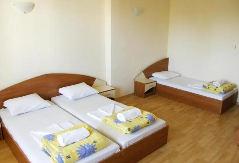 اتاق استاندارد سه تخته با بالکن, Arkadia Guest House