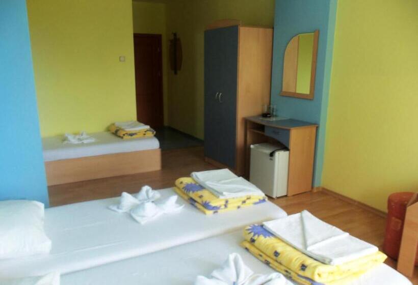 غرفة قياسية ثلاثية مزودة بشرفة, Arkadia Guest House
