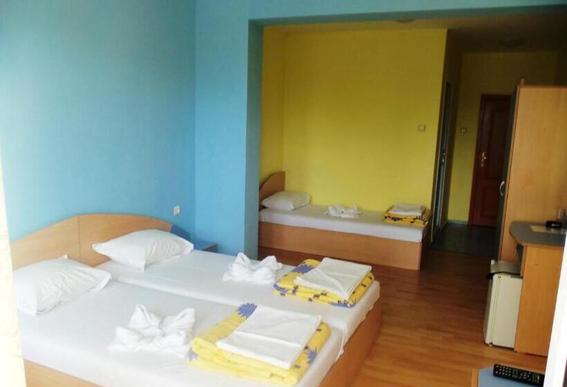 스탠다드 트리플 발코니 룸, Arkadia Guest House