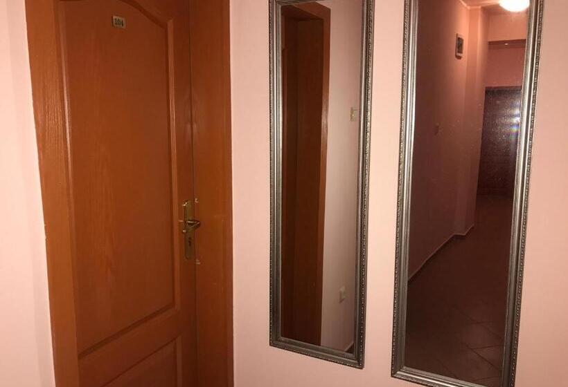 غرفة قياسية ثلاثية مزودة بشرفة, Arkadia Guest House