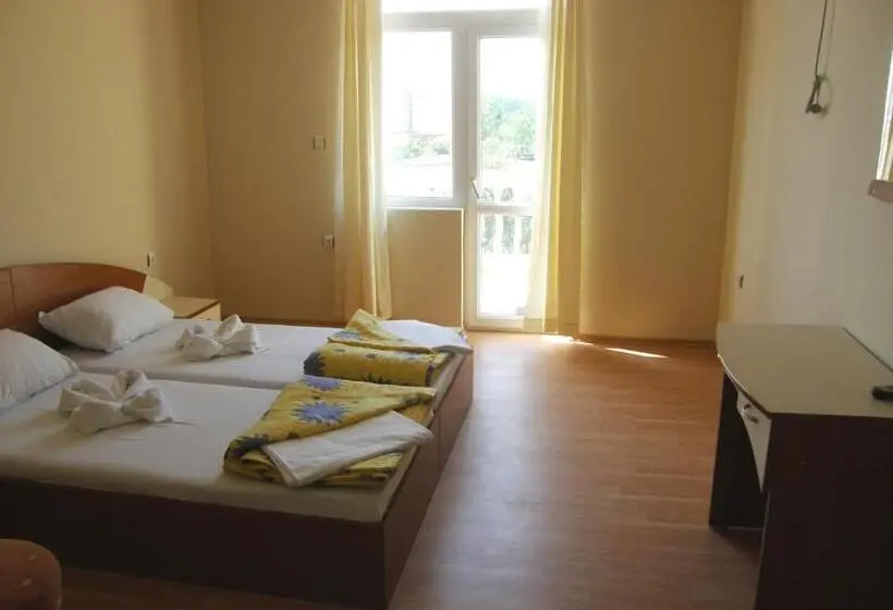 اتاق خانوادگی با چشم‌انداز دریا, Arkadia Guest House