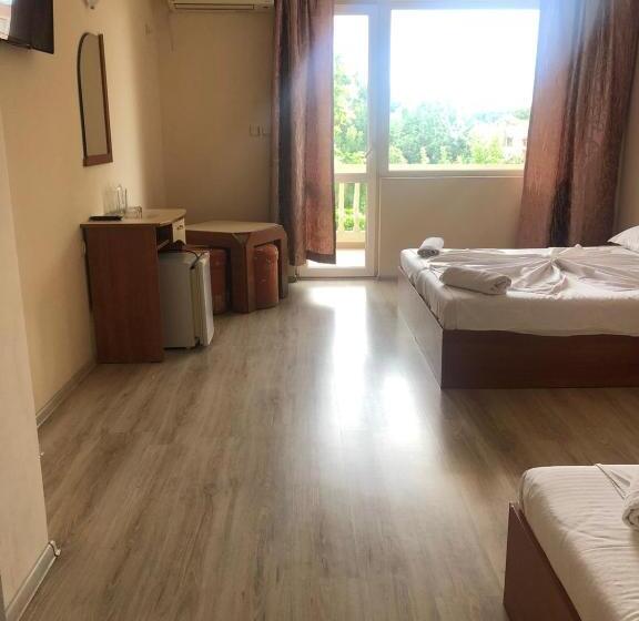 스탠다드 트리플 발코니 룸, Arkadia Guest House