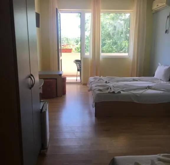 اتاق استاندارد سه تخته با بالکن, Arkadia Guest House