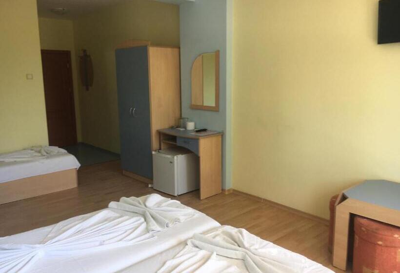 스탠다드 트리플 발코니 룸, Arkadia Guest House