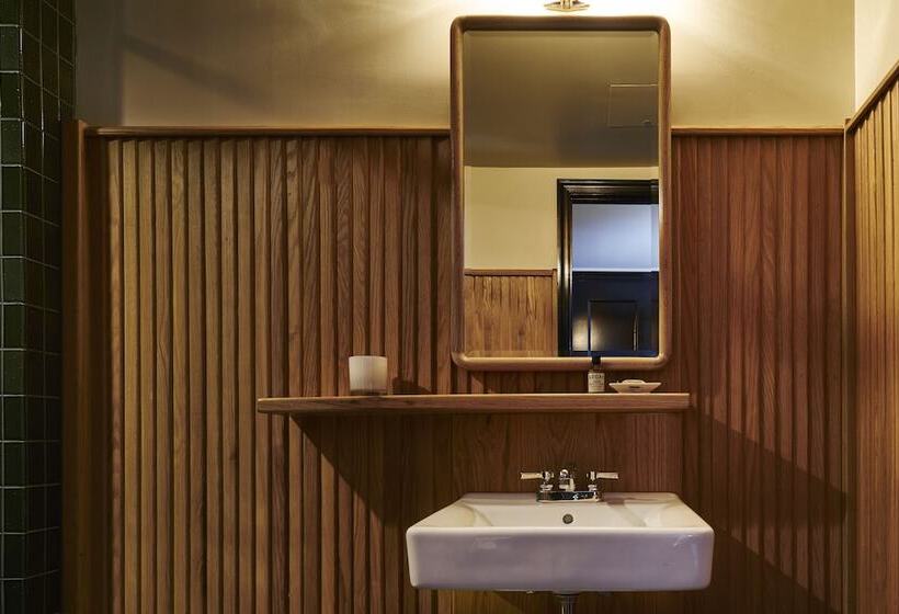 高品质的四人房间, Freehand New York