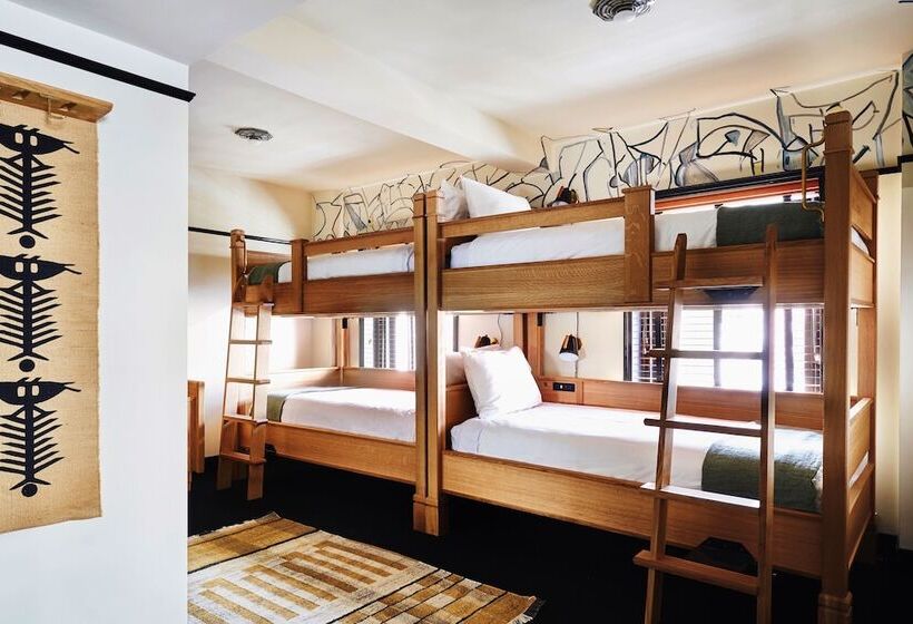 高品质的四人房间, Freehand New York