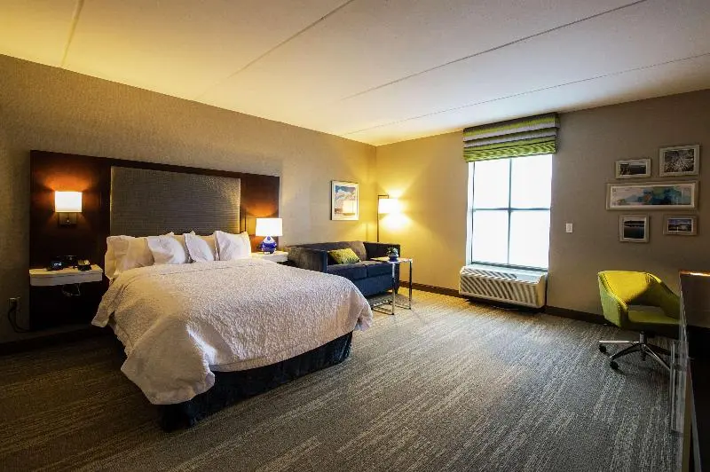 キングサイズベッドのスタンダードルーム, Hampton Inn & Suites Foxborough/mansfield
