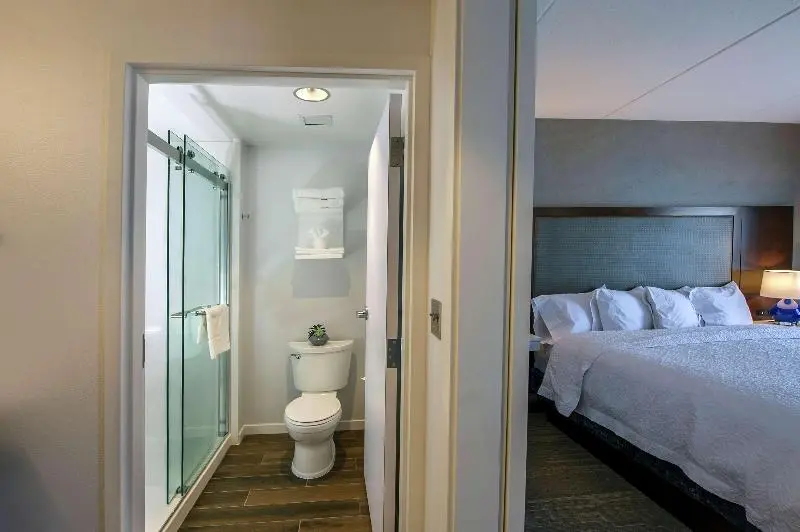 キングサイズベッドのスタンダードルーム, Hampton Inn & Suites Foxborough/mansfield