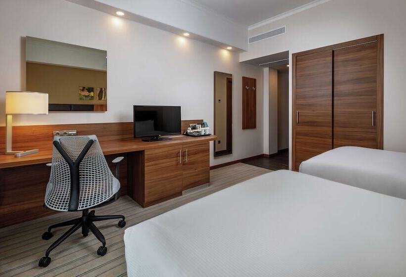 اتاق استاندارد با چشم‌انداز دریا, Hilton Garden Inn Novorossiysk