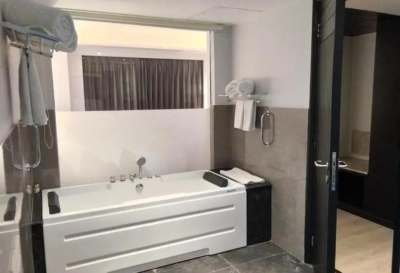 キングサイズベッドのスイートルーム, Ramada Encore Jalandhar