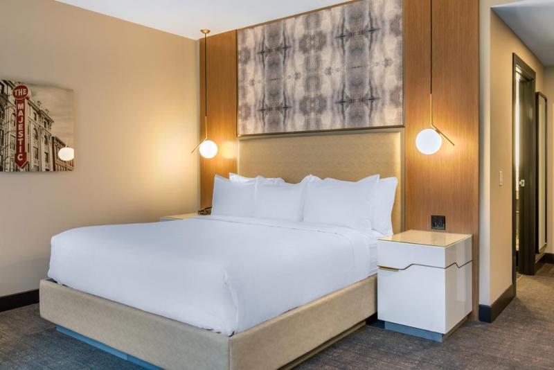 غرفة قياسية سرير كينج, Renaissance Saint Elm Dallas Downtown