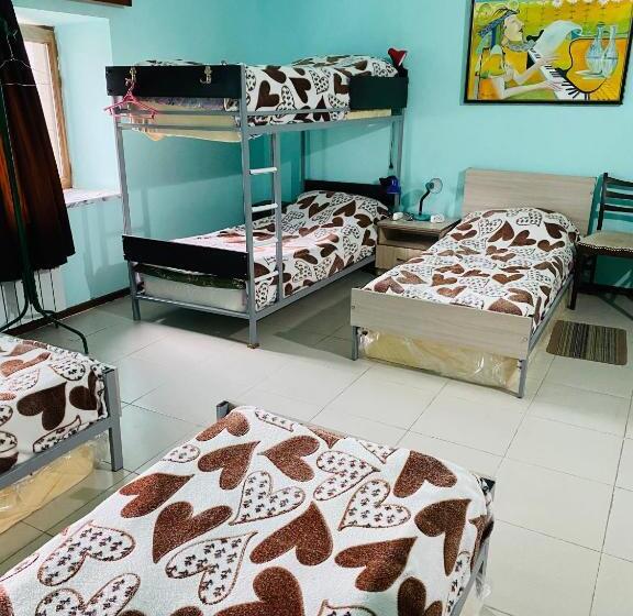 تختخواب در اتاق مشترک, Lovely Goris