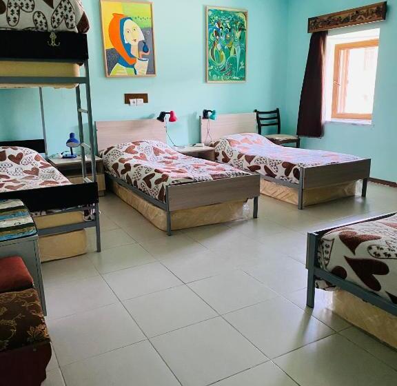 تختخواب در اتاق مشترک, Lovely Goris