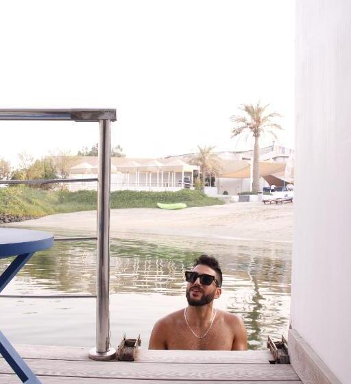 اتاق لوکس, C