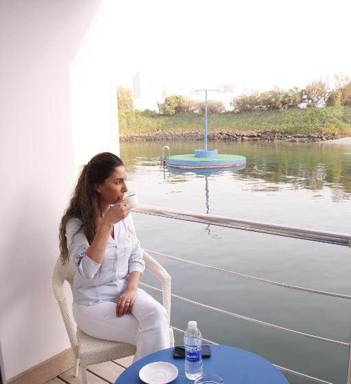 اتاق لوکس, C