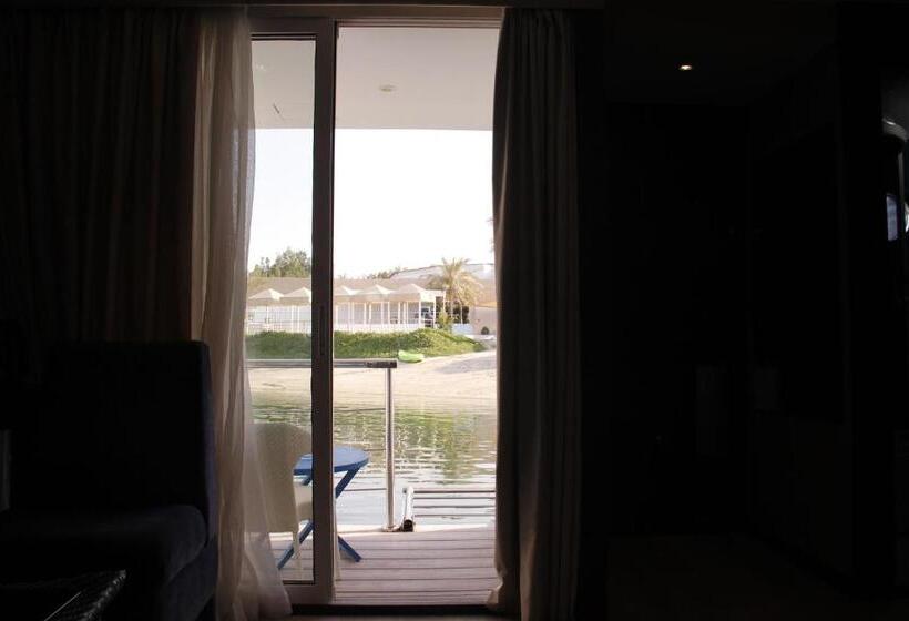 اتاق لوکس, C