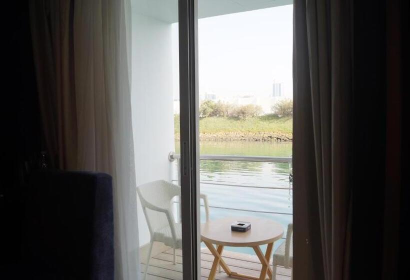 اتاق لوکس, C