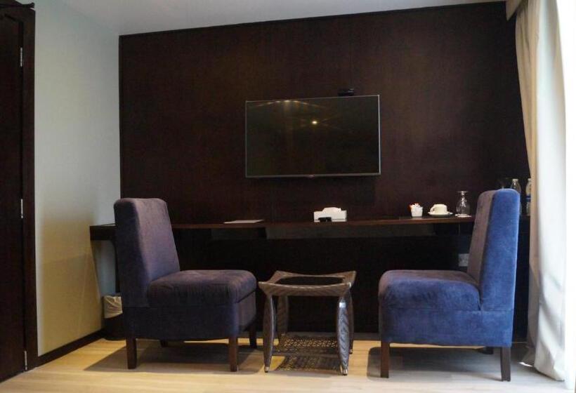 اتاق لوکس, C