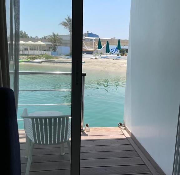 اتاق لوکس, C