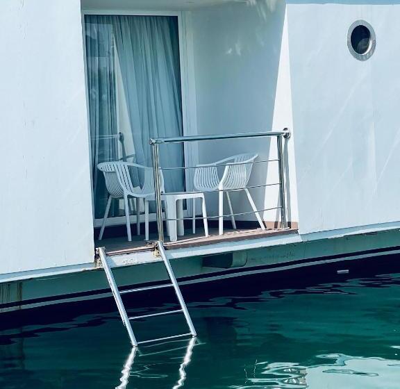 اتاق لوکس, C