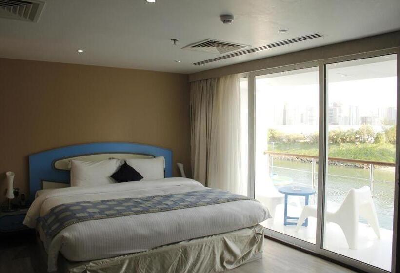 سوییت جونیور با بالکن, C