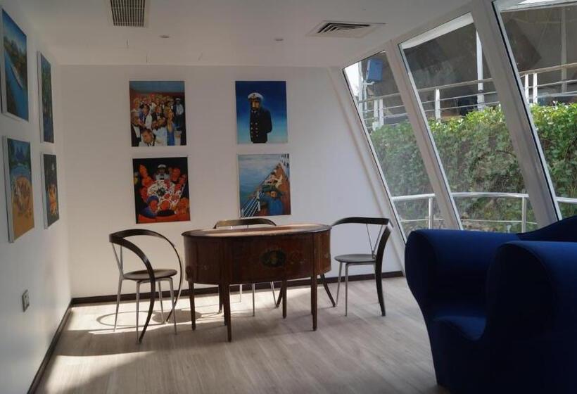 سوییت جونیور با بالکن, C