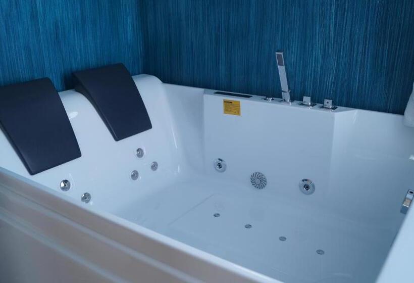 Deluxe Suite King Bed, C