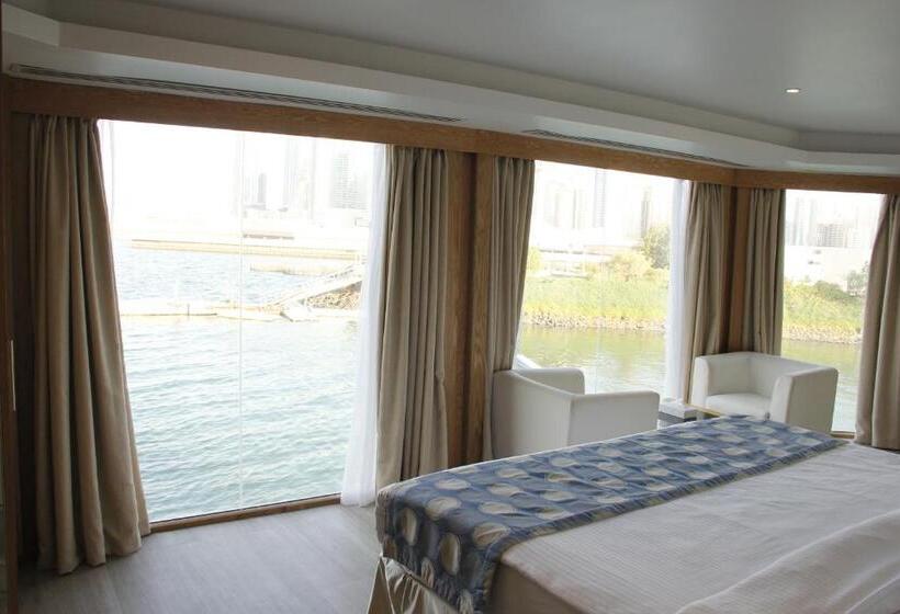 سوئیت با بالکن, C