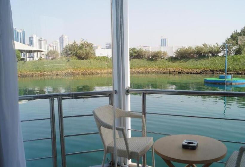 سوئیت با بالکن, C