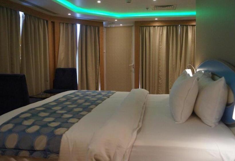 سوئیت با بالکن, C