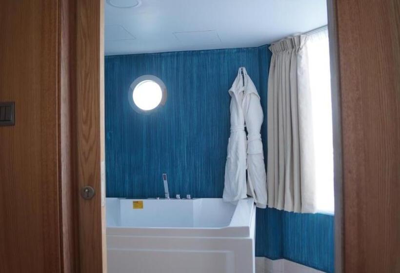 سوئیت با بالکن, C