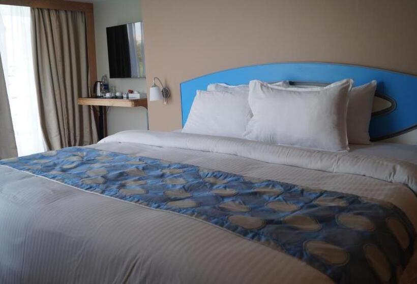 سوئیت با بالکن, C