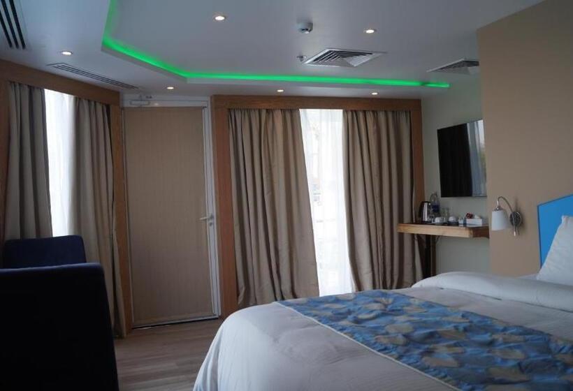 سوئیت با بالکن, C