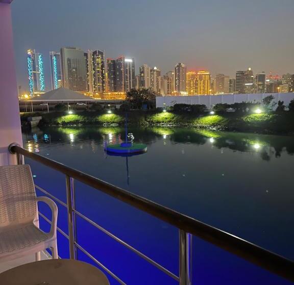 اتاق لوکس, C