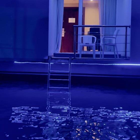 اتاق لوکس, C