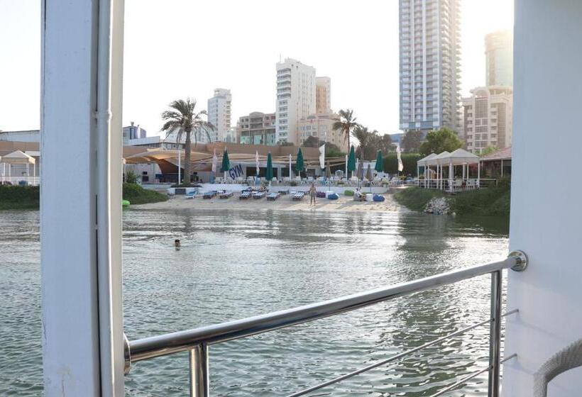 اتاق لوکس, C